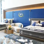 Tampilan butik Sleep & Co yang elegan menampilkan kasur premium merek Serta dengan desain interior modern dan pencahayaan hangat
