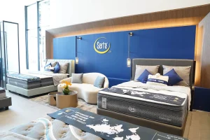 Tampilan butik Sleep & Co yang elegan menampilkan kasur premium merek Serta dengan desain interior modern dan pencahayaan hangat