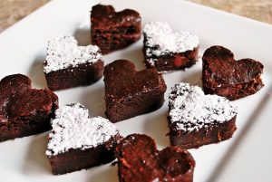 Hidangan penutup cokelat yang manis, menyempurnakan momen makan malam romantis.
