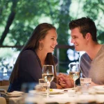 Makan malam romantis dengan hidangan spesial untuk pasangan, menciptakan momen berkesan bersama.