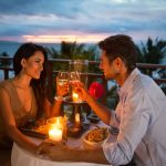 Pasangan muda menikmati makan malam romantis dengan lilin di luar ruangan