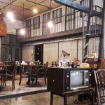 Suasana unik Bong Kopitown dengan konsep ruang makan seperti sel penjara, memberikan pengalaman bersantap yang berbeda