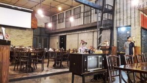 Suasana unik Bong Kopitown dengan konsep ruang makan seperti sel penjara, memberikan pengalaman bersantap yang berbeda