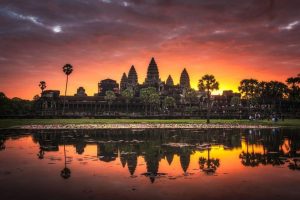 Pemandangan Angkor Wat, situs bersejarah yang menakjubkan di Kamboja dengan latar belakang matahari terbenam