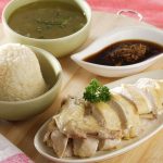 Piring nasi hainan dengan ayam rebus, disajikan dengan kecap