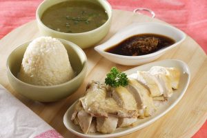 Piring nasi hainan dengan ayam rebus, disajikan dengan kecap