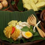 Nasi Liwet Solo, hidangan tradisional yang disajikan dengan daun pisang, menggambarkan keakraban dan kelezatan kuliner khas Solo