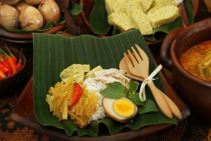 Nasi Liwet Solo, hidangan tradisional yang disajikan dengan daun pisang, menggambarkan keakraban dan kelezatan kuliner khas Solo