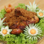 Sajian Ayam Goreng Laos MAZPRIE dengan Serundeng Gurih