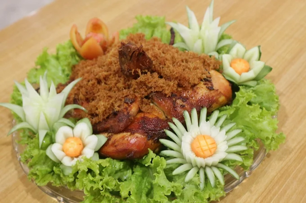 Sajian Ayam Goreng Laos MAZPRIE dengan Serundeng Gurih