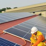 Pemasangan panel surya di atap oleh Atonergi sebagai bagian dari solusi energi bersih melalui PLTS Atap di Indonesia