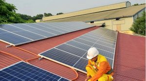 Pemasangan panel surya di atap oleh Atonergi sebagai bagian dari solusi energi bersih melalui PLTS Atap di Indonesia