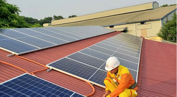 Pemasangan panel surya di atap oleh Atonergi sebagai bagian dari solusi energi bersih melalui PLTS Atap di Indonesia