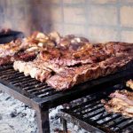 Steak ala Asado Argentina, potongan iga sapi dipanggang dengan teknik tradisional di atas bara api
