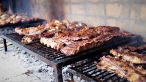 Steak ala Asado Argentina, potongan iga sapi dipanggang dengan teknik tradisional di atas bara api
