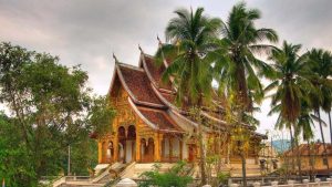 Pemandangan kuil indah di Luang Prabang, Laos, dengan suasana tenang dan asri yang menggambarkan kedamaian negara tersebut
