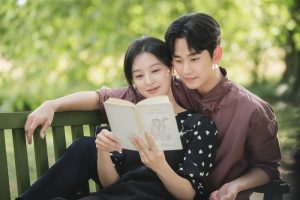 Hong Hae-in dan Baek Hyun-woo duduk bersama di kursi taman dalam Queen of Tears