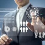 Ilustrasi Human Capital Management (HCM) mencakup rekrutmen, onboarding, pelatihan, manajemen kinerja, dan pengelolaan data karyawan.
