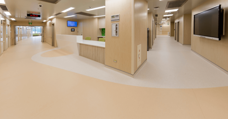 Kenapa Banyak Rumah Sakit Beralih ke Vinyl untuk Lantainya?