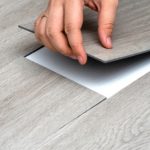 Panduan Praktis Memilih Material Lantai Vinyl Sesuai Kebutuhan dan Budget Tampilan ruang tamu modern dengan material vinyl lantai dari toko Pilar 8