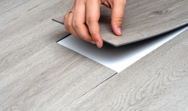 Panduan Praktis Memilih Material Lantai Vinyl Sesuai Kebutuhan dan Budget Tampilan ruang tamu modern dengan material vinyl lantai dari toko Pilar 8