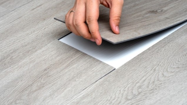 Tampilan ruang tamu modern dengan material vinyl lantai dari toko Pilar 8