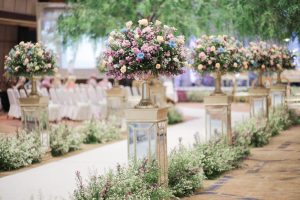 Lorong pernikahan dengan dekorasi mini garden dan bunga segar