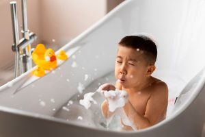 anak mandi air hangat dengan water heater instan yang aman