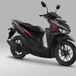 motor Honda Vario 125 warna hitam tampak samping dengan desain simpel dan sporty