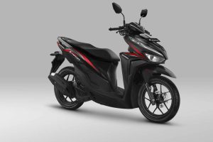 motor Honda Vario 125 warna hitam tampak samping dengan desain simpel dan sporty
