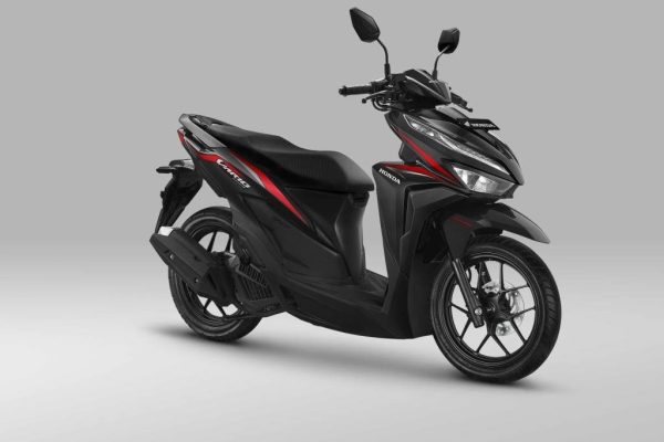 motor Honda Vario 125 warna hitam tampak samping dengan desain simpel dan sporty