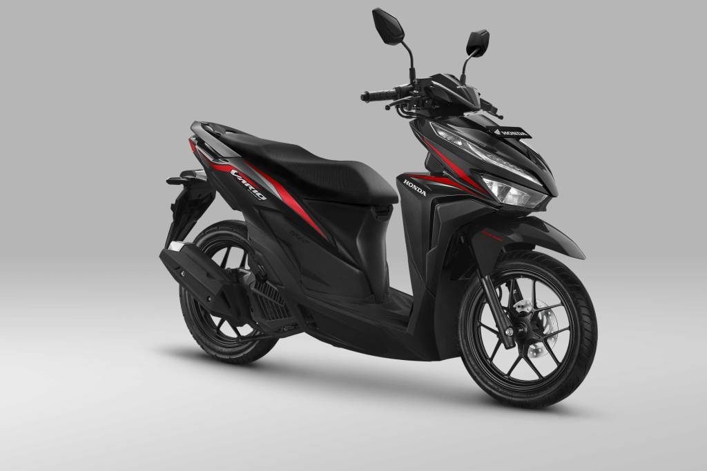 motor Honda Vario 125 warna hitam tampak samping dengan desain simpel dan sporty
