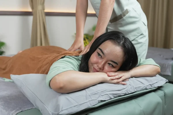 Suasana thai massage Jakarta dengan therapist membantu relaksasi tubuh dan mengurangi pegal setelah aktivitas harian