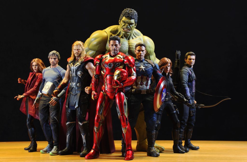 Koleksi action figure karakter superhero dipajang bersama di ruang display