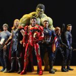 Koleksi action figure karakter superhero dipajang bersama di ruang display