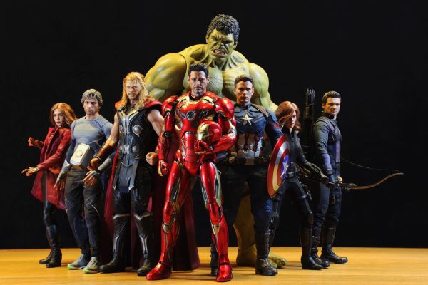 Koleksi action figure karakter superhero dipajang bersama di ruang display