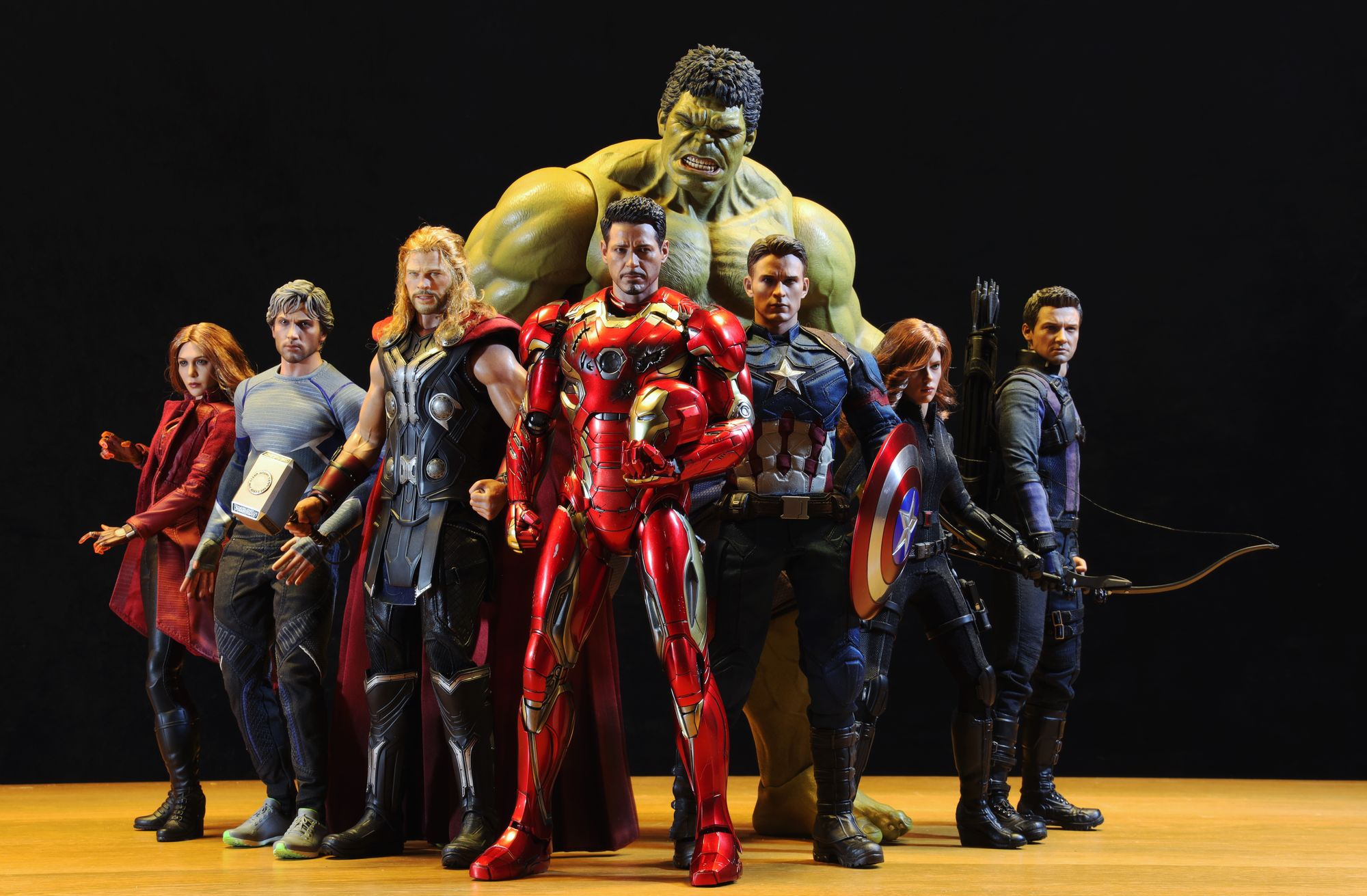 Koleksi action figure karakter superhero dipajang bersama di ruang display