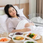 Ibu setelah melahirkan mengonsumsi makanan bergizi untuk mendukung pemulihan tubuh