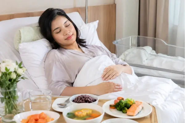Ibu setelah melahirkan mengonsumsi makanan bergizi untuk mendukung pemulihan tubuh