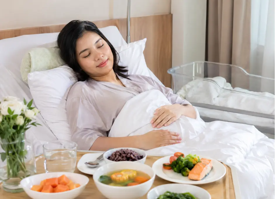 Ibu setelah melahirkan mengonsumsi makanan bergizi untuk mendukung pemulihan tubuh