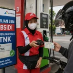 Pengendara menunjukkan STNK saat membeli BBM subsidi di SPBU
