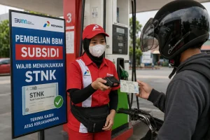 Pengendara menunjukkan STNK saat membeli BBM subsidi di SPBU